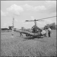 Evacuation sanitaire par hélicoptère Hiller au cours de l'opération Tourbillon VII. [description provisoire]