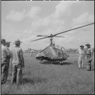 Evacuation sanitaire par hélicoptère Hiller au cours de l'opération Tourbillon VII. [description provisoire]