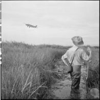 L'aviation appuie au plus près les éléments à pied au cours de l'opération Tourbillon VII. [description provisoire]