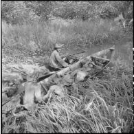 Evacuation d'un blessé sur un sampan sur le Canal 7 au cours de l'opération Tourbillon VII. [description provisoire]