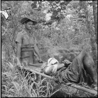 Un blessé par mine est évacué sur une civière au cours de l'opération Tourbillon VII. [description provisoire]