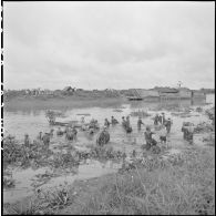 Arrivée au canal Tong Doc Loc d'éléments participant à l'opération Tourbillon VII. [description provisoire]