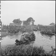 Mouvement de troupes du 2/43e RIC sur un canal au cours de l'opération Tourbillon VII. [description provisoire]