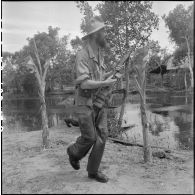 Un maréchal des logis du commando Bergerol lors d'un accrochage au cours de l'opération Tourbillon VII. [description provisoire]