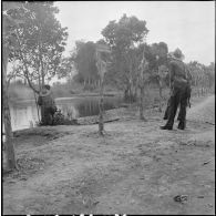 Le 2/43e RIC et le commando Bergerol accrochent deux compagnies du TD 309 sur les rives du canal 12 au cours de l'opération Tourbillon VII. [description provisoire]