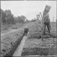 Le 2/43e RIC et le commando Bergerol accrochent deux compagnies du TD 309 sur les rives du canal 12 au cours de l'opération Tourbillon VII. [description provisoire]