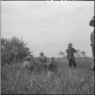Le 2/43e RIC et le commando Bergerol accrochent deux compagnies du TD 309 sur les rives du canal 12 au cours de l'opération Tourbillon VII. [description provisoire]