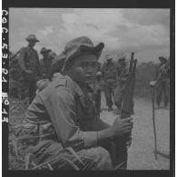 Un soldat de deuxième classe du 13e bataillon vietnamien armé d'un fusil MAS 36 au cours d'une pause. [description provisoire]