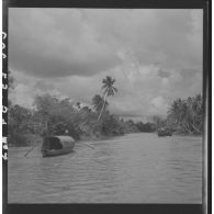 Navigation sur un canal du sous-secteur de Can Tho où se croisent chaloupes civiles et pinasses militaires effectuant des patrouilles. [description provisoire]
