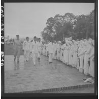 Le président Tam et le Haut-Commissaire Gautier, saluant le clergé féminin de l'église caodaïste, au temple de Tay Ninh.
