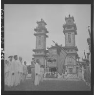 Le président Tam et le haut-commissaire Gautier saluent le drapeau caodaïste au temple de Tay Ninh.