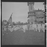Passage en revue des troupes caodaïstes, par le président Tam et du Haut-Commissaire Gautier, devant le temple de Tay Ninh.