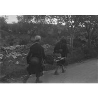 Deux goumiers du 2e groupe de tabors marocains (2e GTM) brancardent un blessé vers un poste de secours.