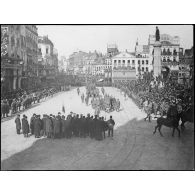 Défilé des troupes anglaises sur la Grand-place de Lille.