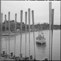 Ecole de nage pour des matelots au centre d'instruction de la Marine vietnamienne de Nha Trang.