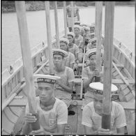 Ecole de nage pour des matelots au centre d'instruction de la Marine vietnamienne de Nha Trang.