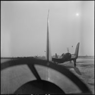 Des avions bombardiers Curtiss SB2C Helldiver de la Flottille 3F se préparent à décoller sur le terrain d'aviation de Bach Mai.