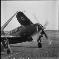 Des avions bombardiers Curtiss SB2C Helldiver de la Flottille 3F se préparent à décoller sur le terrain d'aviation de Bach Mai.
