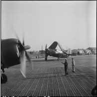 Des avions bombardiers Curtiss SB2C Helldiver de la Flottille 3F se préparent à décoller sur le terrain d'aviation de Bach Mai.