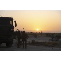 Des soldats de l'équipe d’observation et de coordination des feux sécurisent le ravitaillement des hélicoptères dans le secteur du Liptako, au Niger.