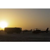 Ravitaillement des hélicoptères Gazelle SA-342M1 par un camion-citerne polyvalent de 10m3 du Service de l'énergie opérationnelle (SEO) dans le secteur du Liptako, au Niger.