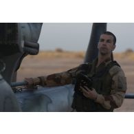 Un pilote du 3e régiment d'hélicoptères de combat (RHC) supervise le ravitaillement en carburant de son hélicoptère Gazelle SA-342L1 dans le secteur du Liptako, au Niger.