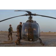 Un pilote du 3e régiment d'hélicoptères de combat (RHC) supervise le ravitaillement en carburant de son hélicoptère Gazelle SA-342L1 dans le secteur du Liptako, au Niger.