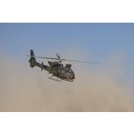 Un hélicoptère Gazelle SA-342M1 décolle depuis une zone de poser d'hélicoptères dans le secteur du Liptako, au Niger.