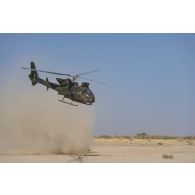 Un hélicoptère Gazelle SA-342M1 décolle depuis une zone de poser d'hélicoptères dans le secteur du Liptako, au Niger.