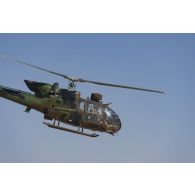 Un hélicoptère Gazelle SA-342M1 décolle depuis une zone de poser d'hélicoptères dans le secteur du Liptako, au Niger.