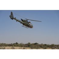 Un hélicoptère Gazelle SA-342M1 décolle depuis une zone de poser d'hélicoptères dans le secteur du Liptako, au Niger.