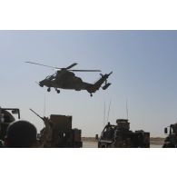 Un hélicoptère Tigre EC-665 HAD le périmètre d'une base opérationnelle avancée temporaire (BOAT) dans le secteur du Liptako, au Niger.