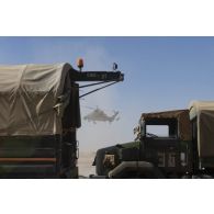 Un hélicoptère Tigre EC-665 HAD le périmètre d'une base opérationnelle avancée temporaire (BOAT) dans le secteur du Liptako, au Niger.