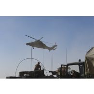 Un hélicoptère Tigre EC-665 HAD le périmètre d'une base opérationnelle avancée temporaire (BOAT) dans le secteur du Liptako, au Niger.