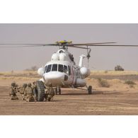 Des soldats de l'équipe d’observation et de coordination des feux (NFO) coordonnent le chargement de matériel à bord d'un hélicoptère Mil MI-17 civil russe dans le secteur du Liptako, au Niger.