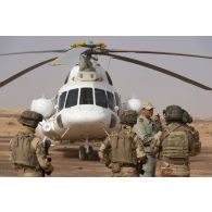 Des soldats de l'équipe d’observation et de coordination des feux (NFO) coordonnent le chargement de matériel à bord d'un hélicoptère Mil MI-17 civil russe dans le secteur du Liptako, au Niger.