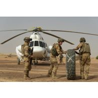 Des soldats de l'équipe d’observation et de coordination des feux (NFO) coordonnent le chargement de matériel à bord d'un hélicoptère Mil MI-17 civil russe dans le secteur du Liptako, au Niger.