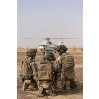 Des soldats de l'équipe d’observation et de coordination des feux (NFO) se coordonnent avec un hélicoptère Mil MI-17 civil russe dans le secteur du Liptako, au Niger.