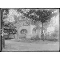 Douala. Immeuble Ring et Stark. [légende d'origine]