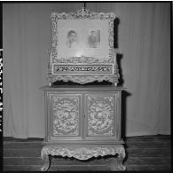 Meuble oriental avec les photos des princes impériaux, dans la salle du trône de Hué.
