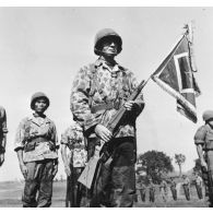 Lors d'une prise d'armes à Na San, le chef de bataillon Bonnigal, commandant le 3e bataillon de parachutistes coloniaux (BPC) et le fanion de son unité.