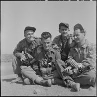 Photographie de groupe des reporters de la section ciné-photo du Service presse information (SPI) Jean Péraud, Paul Corcuff, André Lebon et Pierre Schondoerffer à Na San.