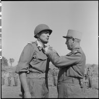 Le général Salan, commandant en chef en Indochine, remet la Légion d'honneur au lieutenant Blanquefort d'Orléans, commandant la 10e compagnie du 3e bataillon du 5e régiment étranger d'infanterie (3/5e REI), qui s'est illustré au cours de la bataille de Na San.