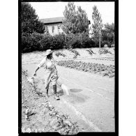 La Maison Blanche. Rééducation des mutilés. L'arrosage. Pilon spécial pour travaux des champs. [légende d'origine]