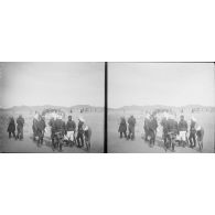 1147. Trans-Saharien. Les membres de la mission et les officiers de Béni-Abbès. [légende d'origine]