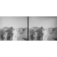 1158. Doct[eur] Nieger visitant un [illisible] chérif pour être domestique pendant la mission. [légende d'origine]