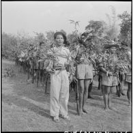 Elèves aspirants Hrés en tenue de camouflage, en ordre serré.