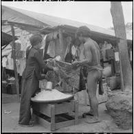 Scène de marché à Pleiku.