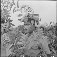 Partisans Hrés camouflés de branchages.
