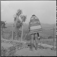 Montagnard montant la garde dans un poste des hauts-plateaux d'Annam.